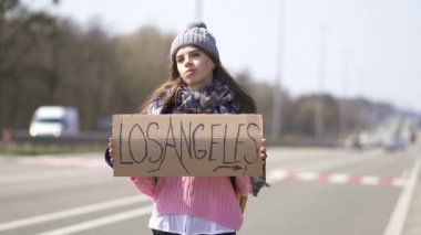 Genç güzel kadın otostop Los Angeles poster ile kalmak. Seyahat ekibi