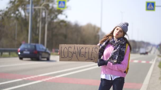 Νεαρή Όμορφη Γυναίκα Ωτοστόπ Στάση Αυτοκίνητο Αφίσα Λος Άντζελες — Αρχείο Βίντεο