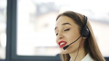 4k . Çağrı merkezi. Kulaklıkpretty kadın operatör ofiste müşteri cevap