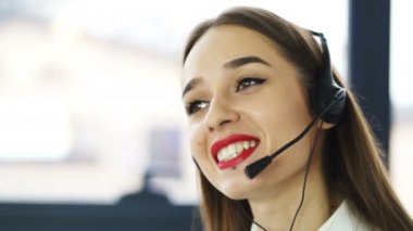 4k . Çağrı merkezi. Kulaklıkpretty kadın operatör ofiste müşteri cevap