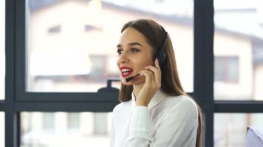 4k . Çağrı merkezi cevap istemcisi Pretty kadın operatör ve kamera bakmak. Ofis çalışmaları
