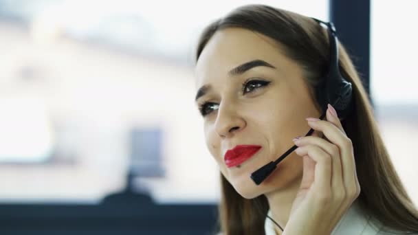 Call Center Pretty Kvinna Operatör Hörlurar Svara Klient Office Face — Stockvideo