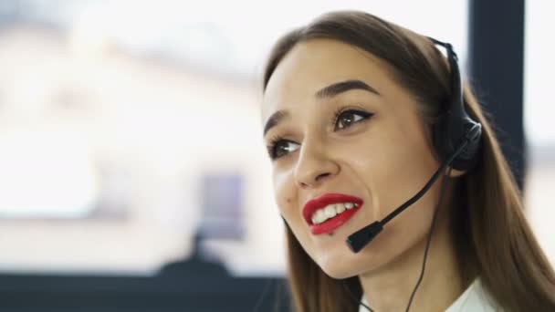 Çağrı Merkezi Kulaklıklı Güzel Kadın Operatör Ofisteki Müşteriye Cevap Verir — Stok video