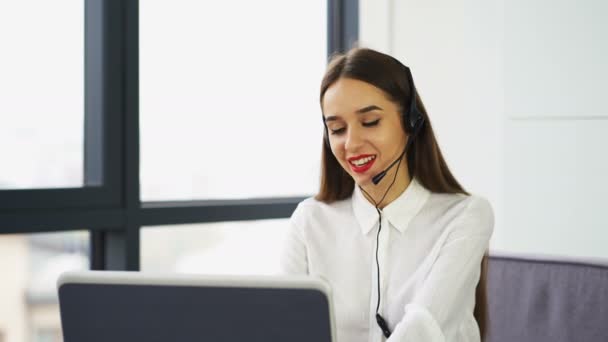 Ładna Kobieta Operator Call Center Odpowiedź Klienta Pomocą Laptopa — Wideo stockowe