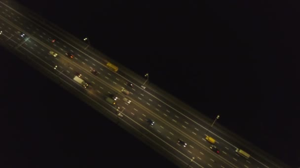 Aerial Sull Autostrada Sulla Strada Città Notte Traffi Volata Laterale — Video Stock