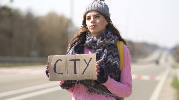 Jeune Femme Sérieuse Auto Stop Essayer Obtenir Ville Avec Une — Video