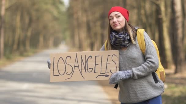 Otostop Çeken Kız Los Angeles Posteri Ile Boş Yolda Ahşap — Stok video