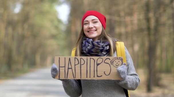 Glücklich Mädchen Trampen Bleiben Auf Leeren Straße Holz Mit Poster — Stockvideo