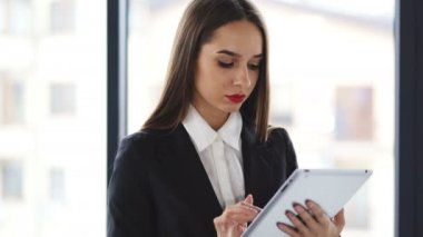 4. Ofiste tablet ile çekici genç iş kadınları . Sabit atış