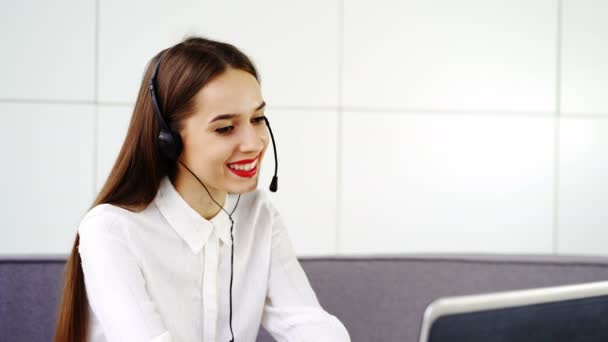 Kulaklık Pretty Kadın Operatör Dizüstü Bilgisayar Kullanarak Istemci Cevap Çağrı — Stok video