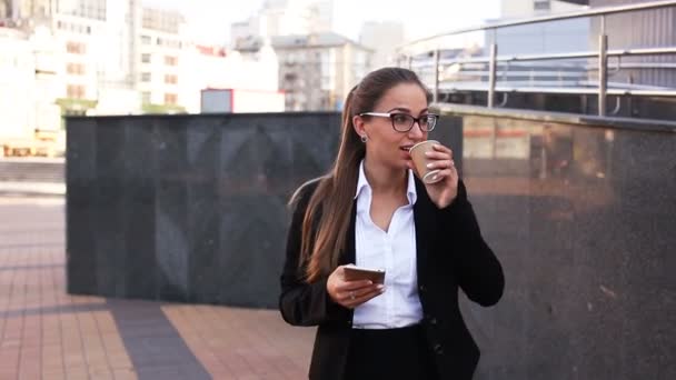 Kaffeezeit Einer Lächelnden Geschäftsfrau Mit Smartphone Auf Der Stadtstraße — Stockvideo