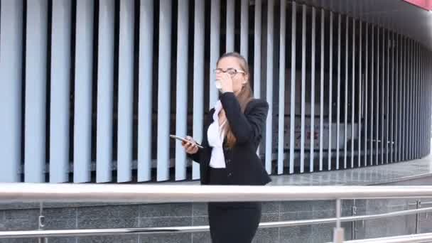 Jeune Femme Affaires Avec Smartphone Café — Video