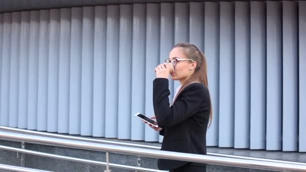 Dobrá Zpráva Usmívající Mladá Obchodní Žena Smartphone Kávou Stálá Střela — Stock video