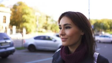 Şehir caddesinde genç mutlu Asyalı kadının yüzü. Sabit çekim, yavaş çekim