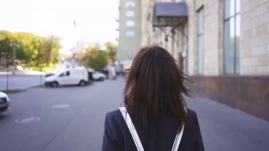 Şehirdeki genç Asyalı kadın geri dönüyor. Yavaş çekim, yavaş çekim.