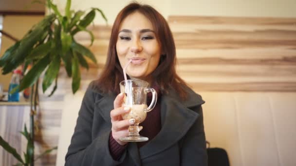 Aziatisch Meisje Drinkt Cocktail Café Glimlach — Stockvideo