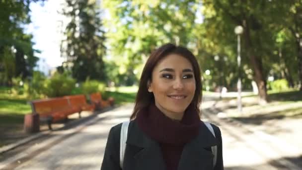 Αρκετά Χαμογελαστή Νεαρή Ασιάτισσα Βόλτα Στο Πάρκο Της Πόλης Σταθερή — Αρχείο Βίντεο