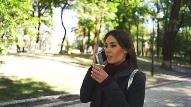 Junge Asiatische Frau Spaziert Mit Kaffee Und Handy Stadtpark — Stockvideo