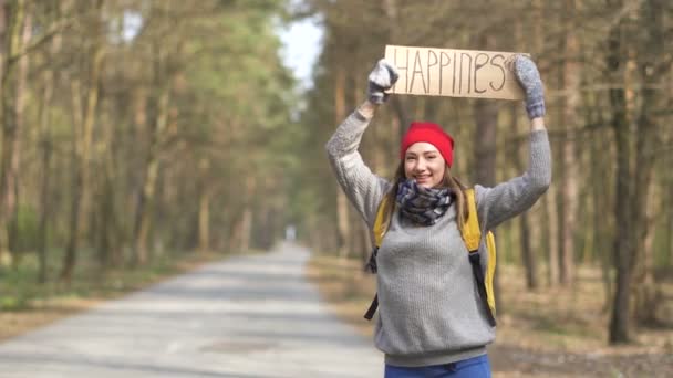 Happy Girl Autostopem Taniec Pustej Drodze Drewnie Plakatem Szczęścia — Wideo stockowe
