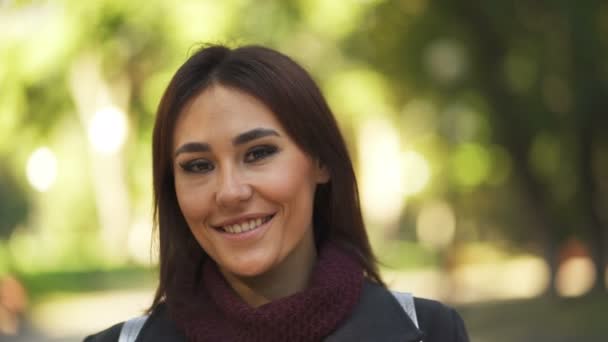 Joven Mujer Asiática Sonriente Parque Ciudad Retrato — Vídeos de Stock