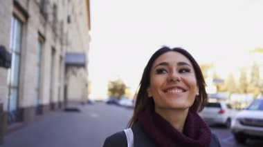   4k. Genç güzel Asyalı kadın gülümseme ile şehir caddesinde yürümek. Sabit pozitif portre
