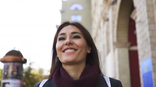 Junge Hübsche Asiatische Frau Gehen Der Stadt Straße Mit Lächeln — Stockvideo