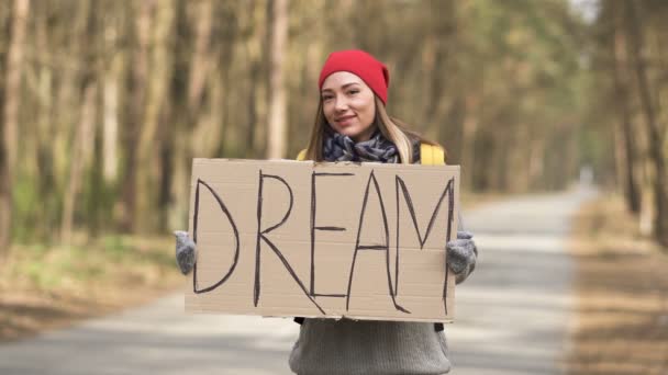 Vrij Hitchhiking Meisje Verblijf Lege Weg Hout Met Poster Droom — Stockvideo