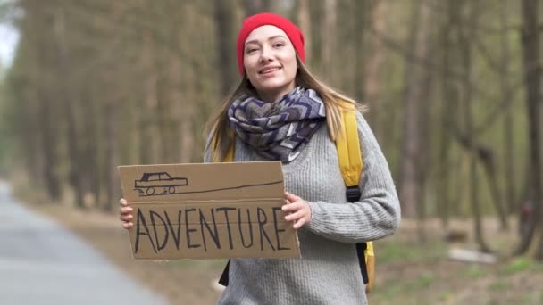 Ładna Uśmiechnięta Autostopem Dziewczyna Drodze Plakatem Przygody Życie Podróży — Wideo stockowe