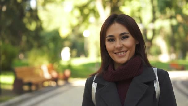 Jovem Mulher Asiática Sorridente Parque Cidade Retrato Primavera — Vídeo de Stock