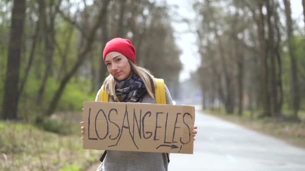 Arabayı Bekliyorum Poster Los Angeles Ile Yolda Genç Otostop Kız — Stok video