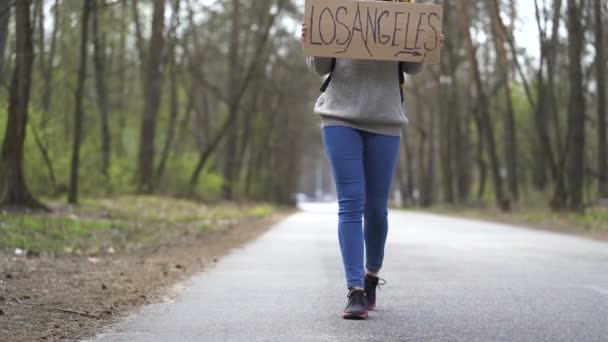 Ждём Машину Молодая Женщина Автостопом Отправляется Путь Плакатом Лос Анджелес — стоковое видео