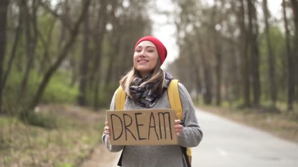 Väntande Bil Unga Lifta Kvinna Väg Med Affisch Dröm — Stockvideo