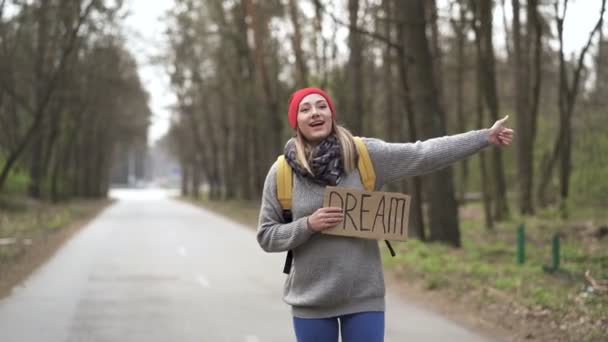 Esperando Auto Joven Autoestop Mujer Carretera Con Sueño Del Cartel — Vídeos de Stock