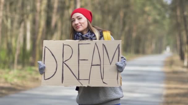 Jovem Carona Mulher Estrada Com Sonho Cartaz Visão Traseira — Vídeo de Stock