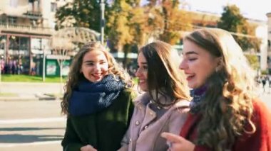   4k. Üç genç mutlu kadın kız şehir caddesinde yürümek . Sabit atış