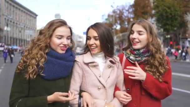 Três Jovens Mulheres Atraentes Namoradas Caminham Rua Cidade Com Sorriso — Vídeo de Stock