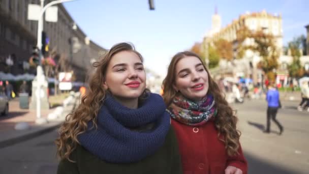 Fiatal Nők Nővére Ikrek Járni Városi Utcán Mosolyogva Folyamatos Portrékép — Stock videók