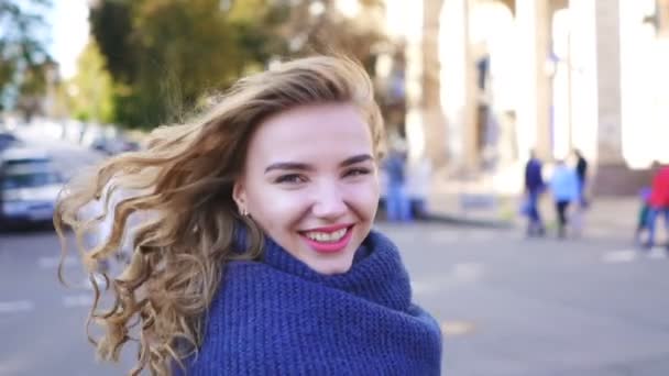 Joven Mujer Bonita Calle Ciudad Sonrisa Disparo Constante — Vídeos de Stock