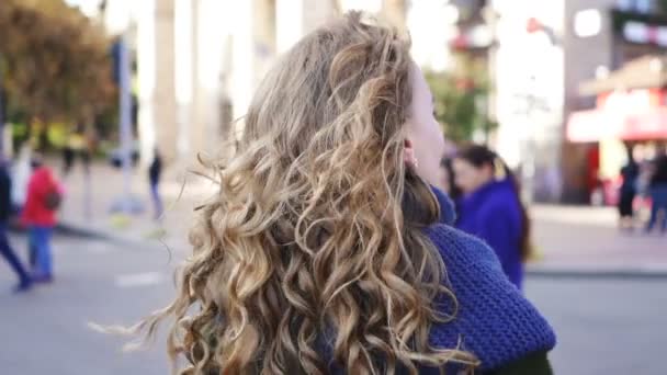 年轻迷人的女人 美丽的头发在城市街道上微笑 打稳了 — 图库视频影像