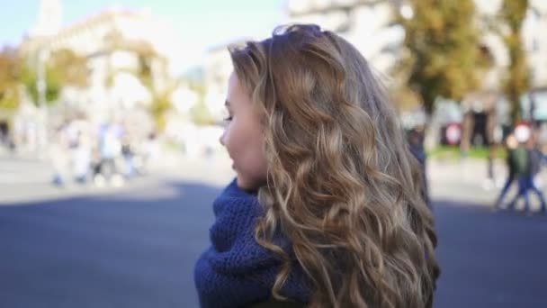 Caminhada Mulher Sexy Moderna Com Cabelo Bonito Rua Cidade Sorrir — Vídeo de Stock