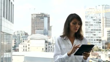 Tablet .ity alanı ile Pretty iş kadını iş, sabit çekim