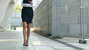 Modern güzel iş kadını kağıda bir şey çiziyor. ity alanı, sabit atış