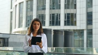 Pretty iş kadını, tablet ile yönetici iş .ity alanı, sabit çekim