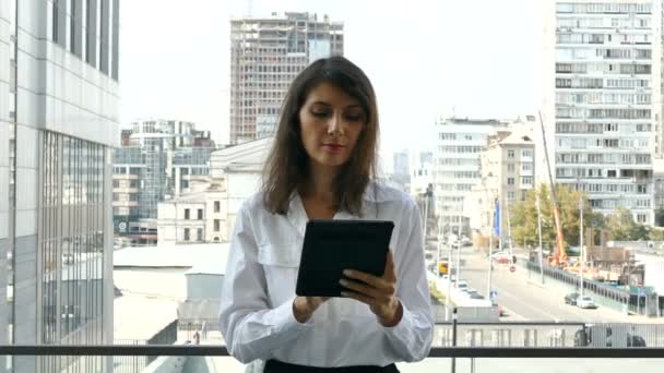 有吸引力的女商人 经理工作与平板电脑 Ity领域 稳定拍摄 — 图库视频影像