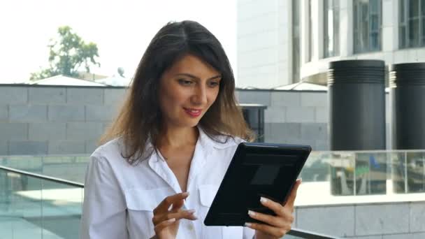 Atractiva Mujer Negocios Gerente Trabajo Con Tableta Área Moderna Ciudad — Vídeo de stock