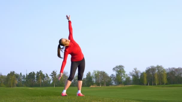 Pretty Woman Sports Exercises Body Warm Green Field — Stock Video