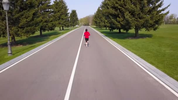 Antenne Vrouw Runner Lopen Lege Weg Vliegen — Stockvideo
