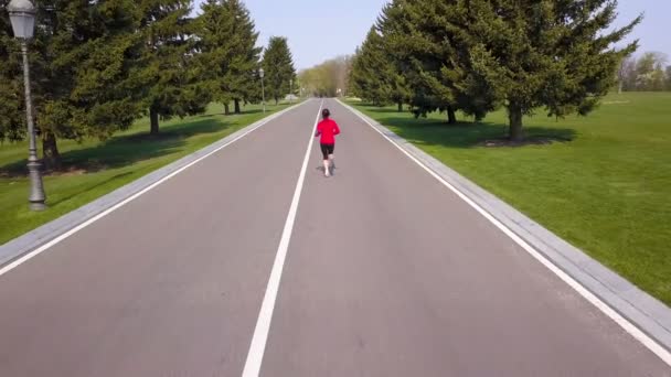 Aerial Uma Mulher Correr Estrada Vazia Voar Para Cima — Vídeo de Stock