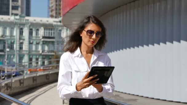 有吸引力的女商人 经理在现代城区使用平板电脑工作 稳定拍摄 — 图库视频影像