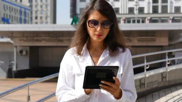 Portré Csinos Üzletasszony Menedzser Dolgozó Tabletta Modern Város Területén Folyamatos — Stock videók